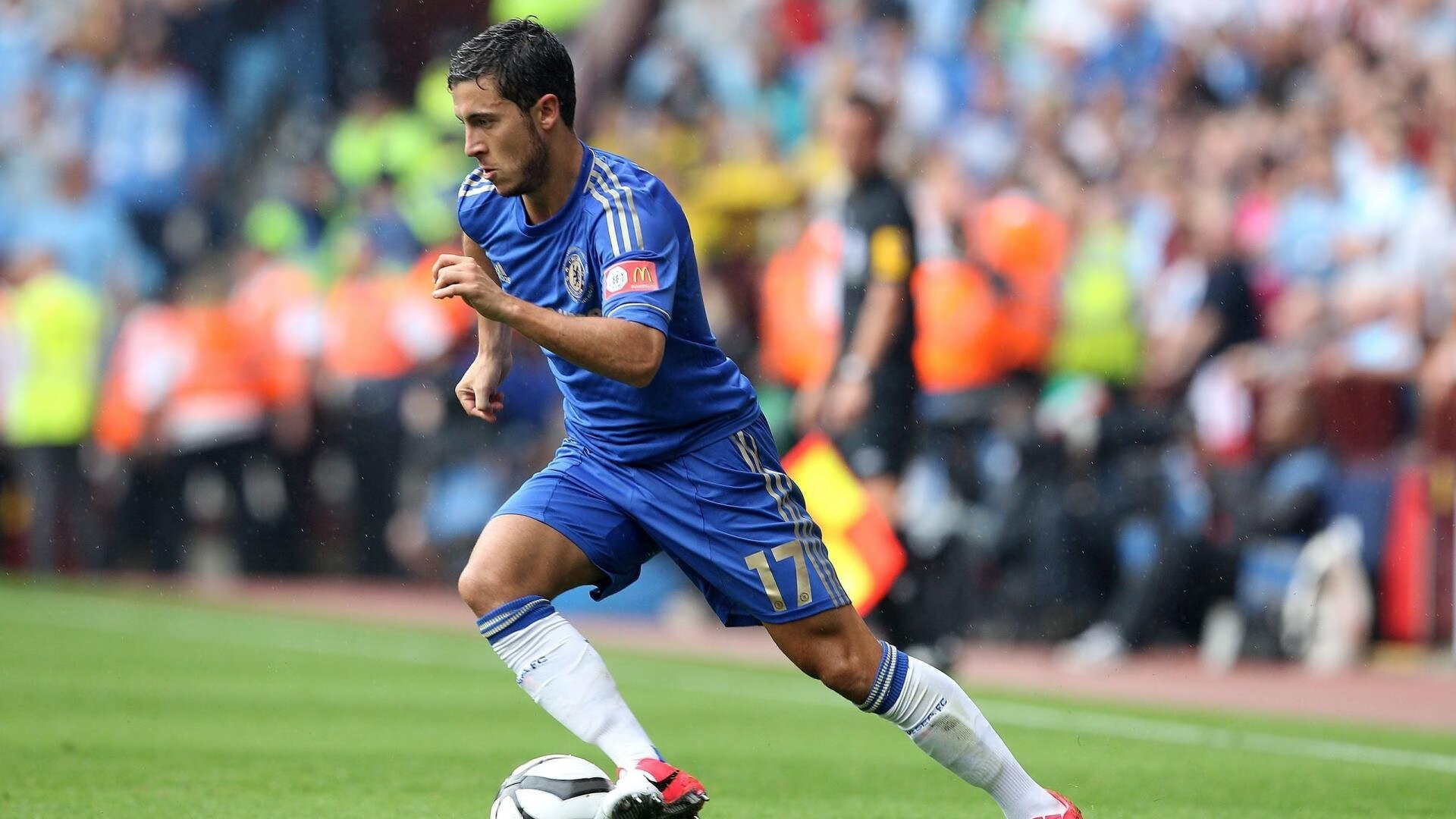 开云体育直播-绿茵场与硬木地，双线战场上的王者之争